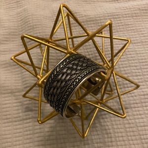 Bangle bracelet with design
